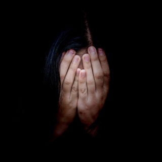 Τίποτα «ροζ». Μόνο το μαύρο του βιασμού και της συγκάλυψης υπάρχει στην υπόθεση της Θεσσαλονίκης