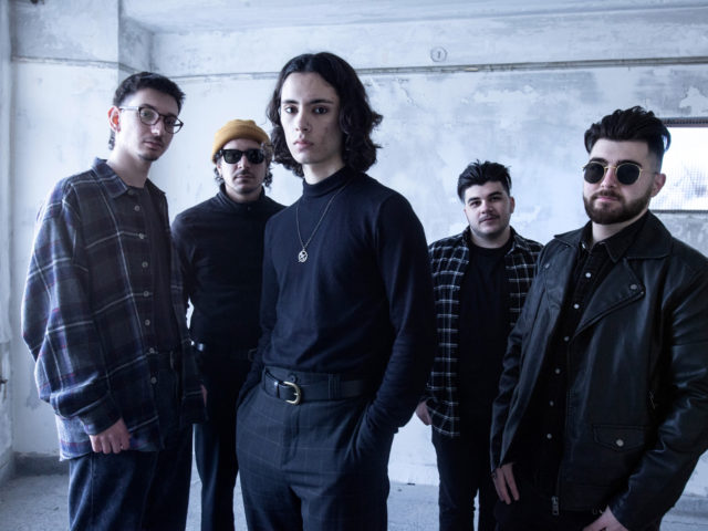 Τους Royal Arch θα τους βρεις στα μπαρ του Παρισιού ή σε κάποιο stage μαζί με τους Wolf Alice