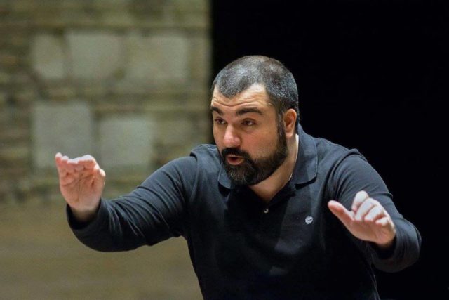 Με Πάθος
: 60 χρόνια από το θάνατο του Μανώλη Καλομοίρη