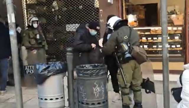 Θύμα αστυνομικής βίας καταγγέλλει ότι έπεσε δημοσιογράφος στη Θεσσαλονίκη [ΒΙΝΤΕΟ]