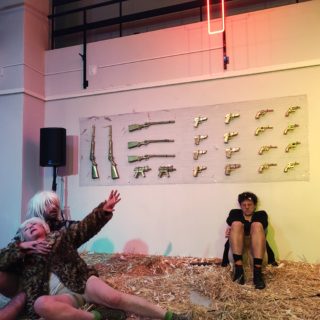 Η «Σεροτονίνη» είναι ένα σαρκαστικό αντίδοτο στα αδιέξοδα της σύγχρονης ζωής