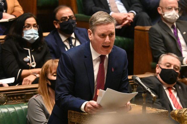 Βρετανία: Διαδηλωτές απείλησαν τον ηγέτη των Εργατικών, Κιρ Στάρμερ [BINTEO]