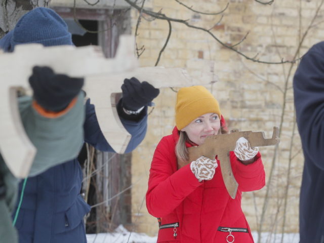 Στην Ουκρανία, οι πολίτες εκπαιδεύονται στην αντίσταση