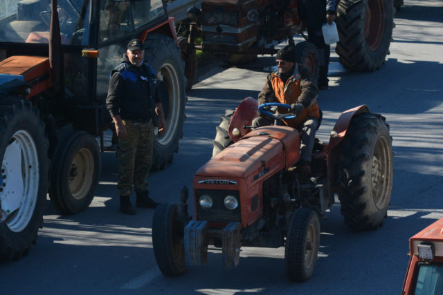 Χανιά: Για τρίτη ημέρα στα μπλόκα οι αγρότες