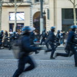 Παρίσι: Συγκρούσεις μεταξύ διαδηλωτών και αστυνομίας στην πορεία ενάντια στα πιστοποιητικά εμβολιασμού