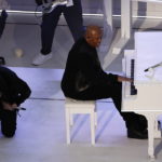 Super Bowl: Ο Eminem γονάτισε κατά τις αστυνομικής βίας και αποθεώθηκε [ΒΙΝΤΕΟ]