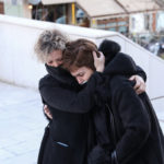 Συγκινεί η αγκαλιά ανάμεσα στη μητέρα της Ελένης Τοπαλούδη και τη μητέρα της Γαρυφαλλιάς [ΒΙΝΤΕΟ]