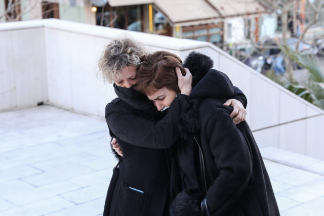 Συγκινεί η αγκαλιά ανάμεσα στη μητέρα της Ελένης Τοπαλούδη και τη μητέρα της Γαρυφαλλιάς [ΒΙΝΤΕΟ]