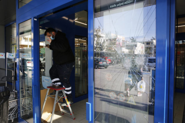 Επίθεση του “Ρουβίκωνα” σε σούπερ μάρκετ στο Ιλιον