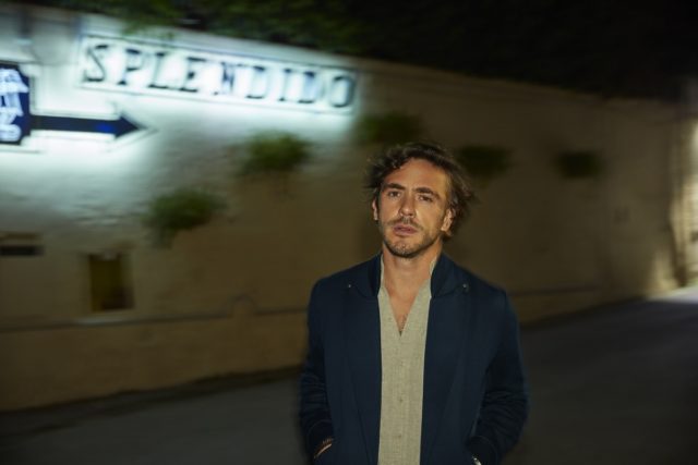 Ο Jack Savoretti επιστρέφει στην Αθήνα μαζί με το συγκρότημά του
