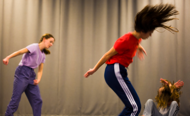 Η Ίρις Καραγιάν επιστρέφει στο Θησείον με τη νέα της παράσταση Make any sound Make any sound move Make any sound move us