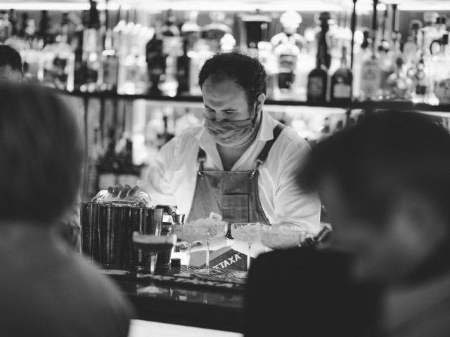 Ποιο είναι το κοκτέιλ που πρέπει να φτιάχνει καλά κάθε bartender;