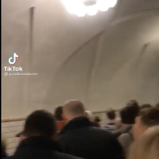 Πόλεμος στην Ουκρανία: Πολίτες αρχίζουν να κρύβονται στα καταφύγια αναζητώντας ασφάλεια [ΒΙΝΤΕΟ]