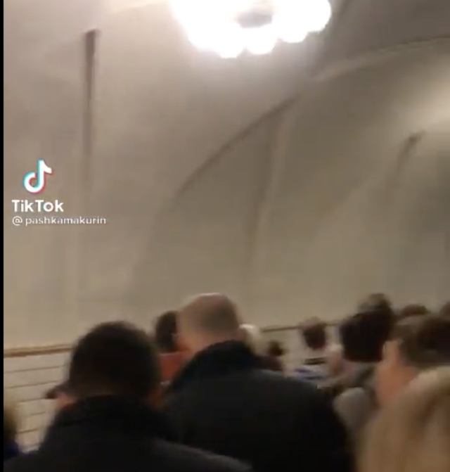 Πόλεμος στην Ουκρανία: Πολίτες αρχίζουν να κρύβονται στα καταφύγια αναζητώντας ασφάλεια [ΒΙΝΤΕΟ]