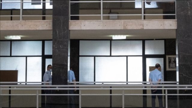 Ελεύθερος με όρους ο δημοτικός υπάλληλος που συνελήφθη για παράνομη μεταφορά μεταναστών