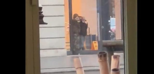 Ολλανδία: Ομηρία σε κατάστημα της Apple στο Άμστερνταμ