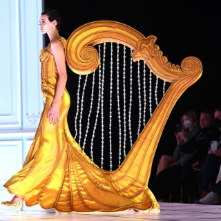 Ο σουρεαλισμός του Οίκου Moschino στην εβδομάδα μόδας στο Μιλάνο