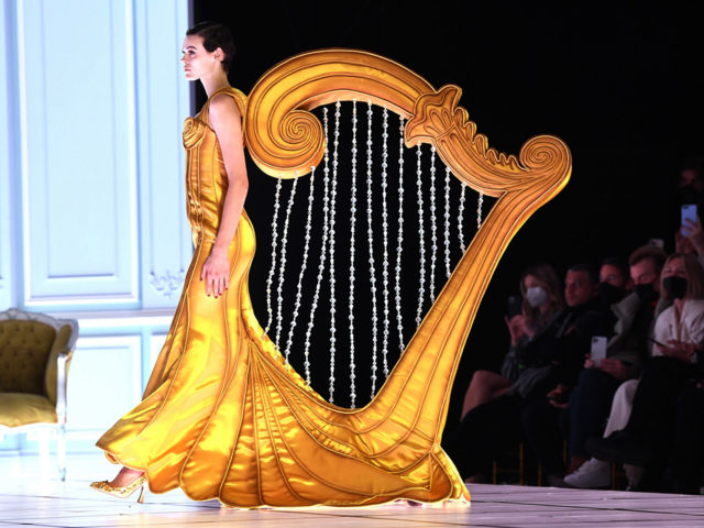 Ο σουρεαλισμός του Οίκου Moschino στην εβδομάδα μόδας στο Μιλάνο