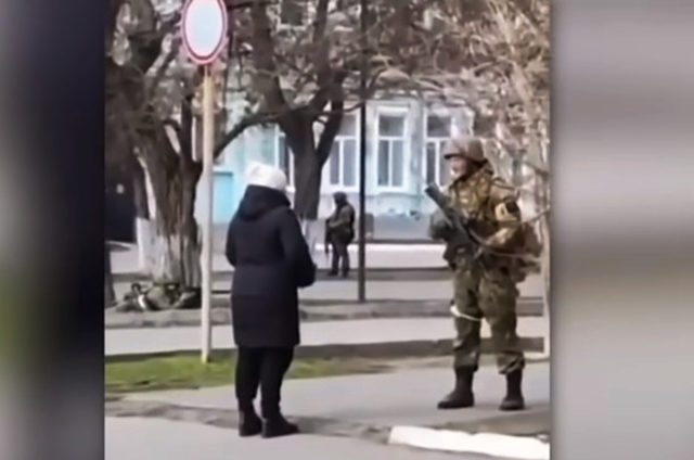 Ουκρανία: Γιαγιά στέκεται με θάρρος απέναντι σε Ρώσο στρατιώτη