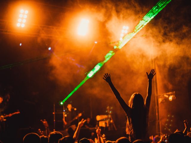 Οι συναυλίες είναι πιο ακριβές από ποτέ και οι fans συνεχίζουν να πληρώνουν (;)