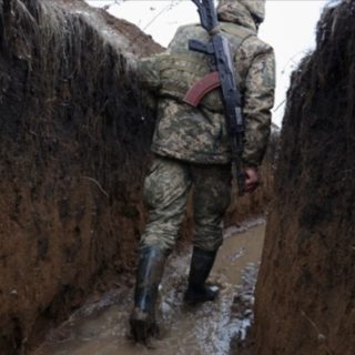 Ουκρανικός στρατός: Δύο σκοτώθηκαν, 12 τραυματίστηκαν από βομβαρδισμούς των αυτονομιστών