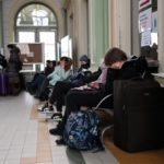 «Η ζωή μου άλλαξε μέσα σε μισή ημέρα»: Ουκρανοί πρόσφυγες έχουν βρει καταφύγιο σε έναν σιδηροδρομικό σταθμό της Πολωνίας