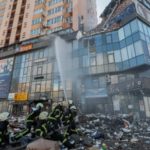 Βομβαρδισμοί στο κέντρο του Κιέβου και μάχες στα περίχωρα – Τουλάχιστον 198 νεκροί κατά τη ρωσική εισβολή