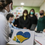 Επτά προσφυγόπουλα από την Ουκρανία ζωγραφίζουν τον πόλεμο και κάνουν art therapy