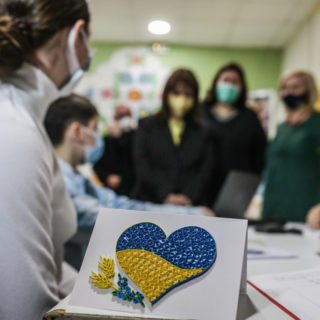 Επτά προσφυγόπουλα από την Ουκρανία ζωγραφίζουν τον πόλεμο και κάνουν art therapy