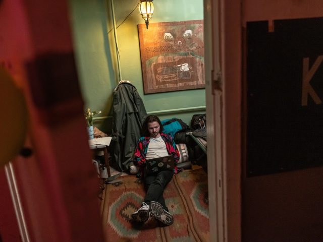 Στο Κίεβο, η τέχνη γίνεται καταφύγιο από την θλίψη