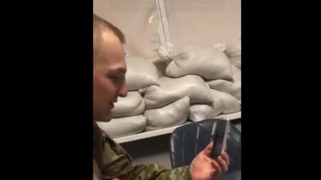 Ουκρανία: Μέλη του «Αζόφ» τηλεφωνούν στις μητέρες νεκρών Ρώσων στρατιωτών και τις χλευάζουν