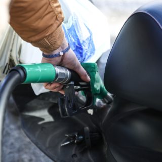 Ραγδαίες οι αυξήσεις στα καύσιμα: 2,5 ευρώ το λίτρο η τιμή της βενζίνης μέχρι το τέλος της εβδομάδας