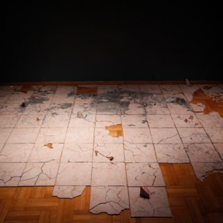 “No Land” & “A letter to Esmée”, μια ευτυχής συνύπαρξης δραματικών αφηγήσεων στην Crux Galerie