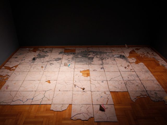 “No Land” & “A letter to Esmée”, μια ευτυχής συνύπαρξης δραματικών αφηγήσεων στην Crux Galerie