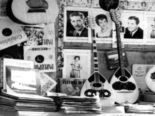 «Ρεμπέτισσες του Ντουνιά»: μια περφόρμανς του Μ.Χατζηπροκοπίου στο θέατρο Ολύμπια