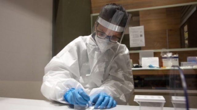 Κορωνοϊός: 23.621 νέα κρούσματα και 55 θάνατοι