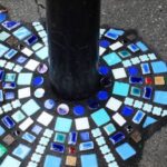 Ο καλλιτέχνης δρόμου Ememem είναι ο «χειρουργός πεζοδρομίων»