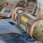 Διολισθαίνει το ευρώ έναντι του δολαρίου – Σε χαμηλά 20 ετών