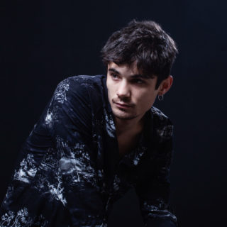 Ο Κώστας Νικούλι έμαθε από τους queer ανθρώπους να εκφράζει την αγάπη του απενοχοποιημένα