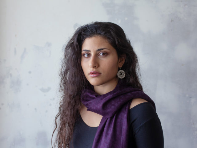 Η Μαρίνα Σπανού γράφει για μια γάτα, για δύο ζευγάρια μάτια και μια μουσική που ξεθώριασε στο σαλόνι