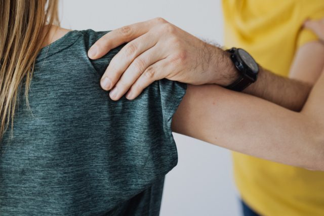 «Εργολάβος με σήκωσε από τον γιακά, με γρονθοκόπησε και μ’ έριξε σε χαντάκι»