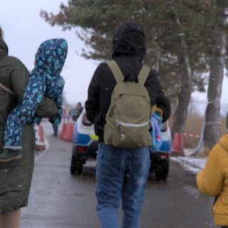 «Τα μικρότερα παιδιά κλείνουν τα αυτιά και τα μάτια τους με τα χέρια τους και κλαίνε…» 