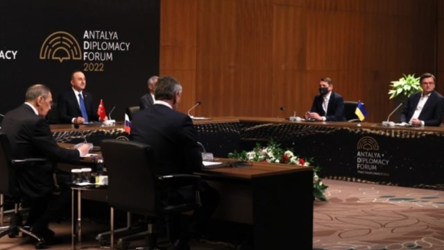 Συνάντηση Λαβρώφ – Κουλέμπα στην Αττάλεια: «Δεν συμφωνήσαμε ούτε σε εκεχειρία»