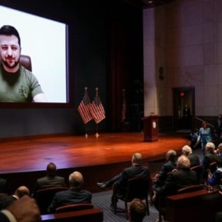 Ζελένσκι: «Θυμηθείτε την 11η Σεπτεμβρίου, θυμηθείτε το Περλ Χάρμπορ»