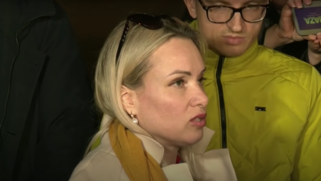 Ρωσία: Η γυναίκα που εισέβαλε στο δελτίο αποκάλυψε λεπτομέρειες από την ανάκρισή της – «Με ανέκριναν επί 14 ώρες, χωρίς ύπνο»