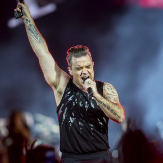 Robbie Williams: Όταν δεν τραγουδά, ζωγραφίζει ασπρόμαυρους πίνακες