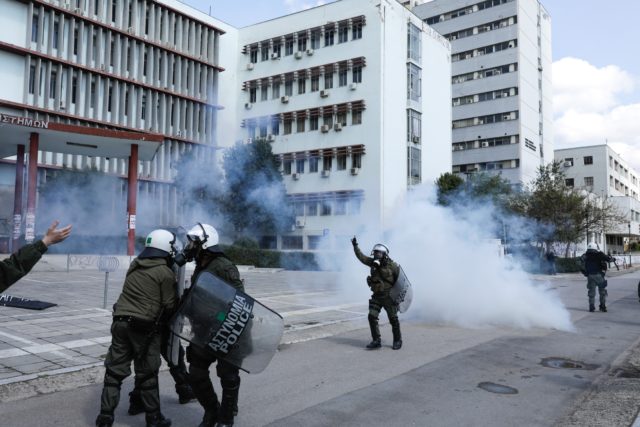 Επεισόδια ΑΠΘ: Στο Αυτόφωρο ο ένας συλληφθείς, ελεύθερος λόγω κορωνοϊού ο δεύτερος