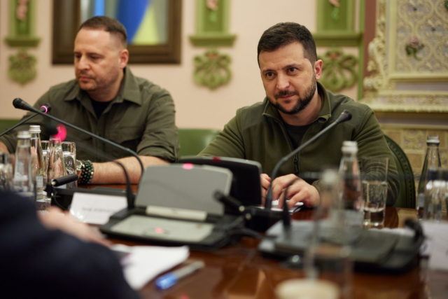 Ο Ζελένσκι καλεί την ΕΕ να επιβάλει άμεσα κυρώσεις στο ρωσικό πετρέλαιο και τις τράπεζες