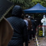 Σκηνές χάους στη Σαγκάη: Ακινητοποιούν πολίτες με δαγκάνες