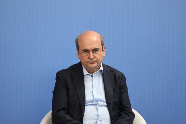 Παρέμβαση Ρουβίκωνα έξω από το σπίτι του Κ. Χατζηδάκη – Του άφησαν και τούρτα Σούπερμαν